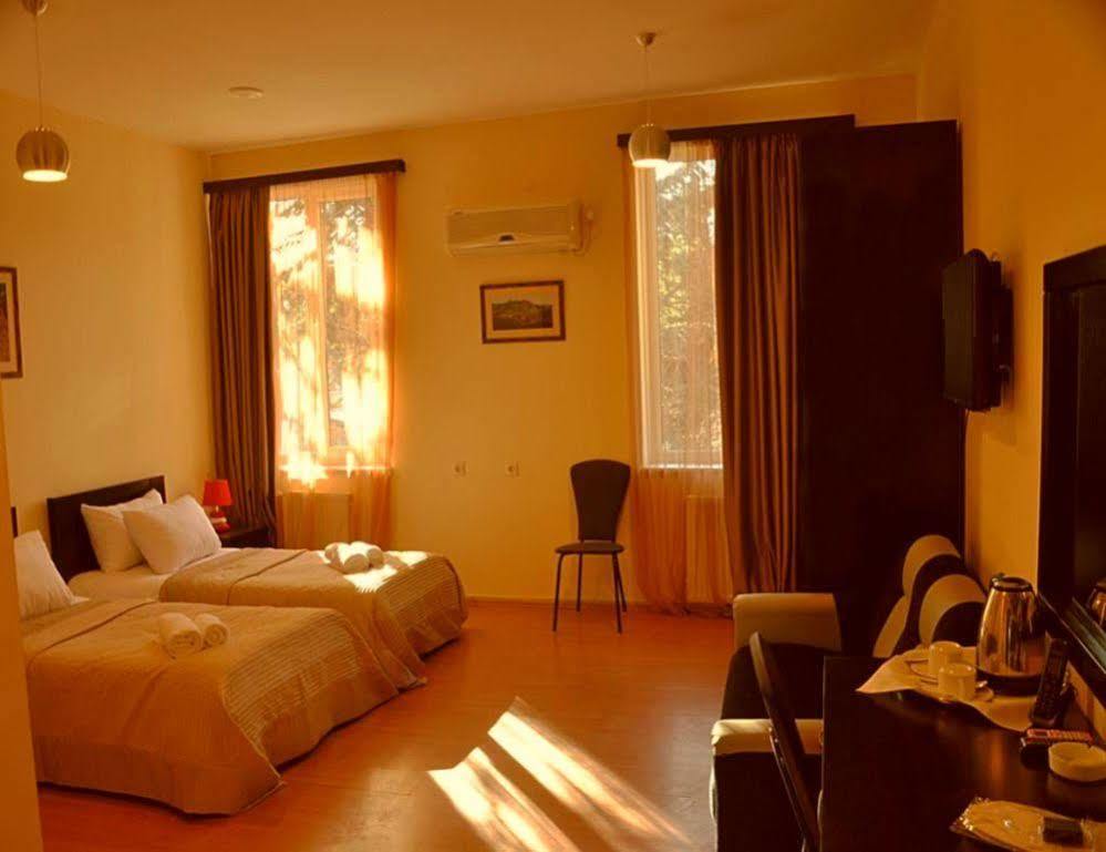Gold Star Hotel Тбилиси Екстериор снимка